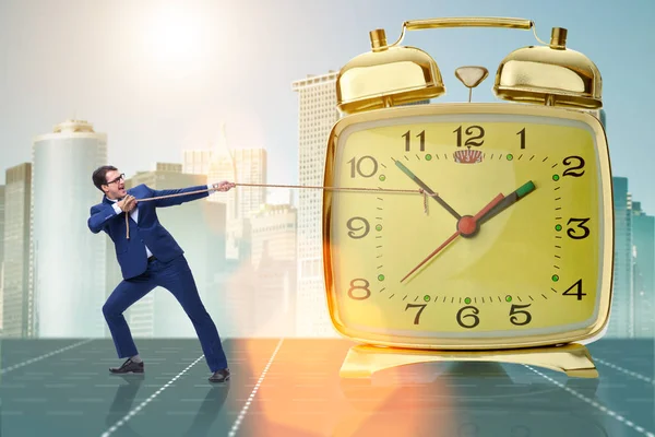 Επιχειρηματίας τράβηγμα ρολόι στην αντίληψη της διαχείρισης του χρόνου — Φωτογραφία Αρχείου