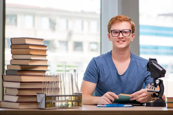 Joven estudiante cansado y agotado preparándose para el examen de química —  Fotos de Stock