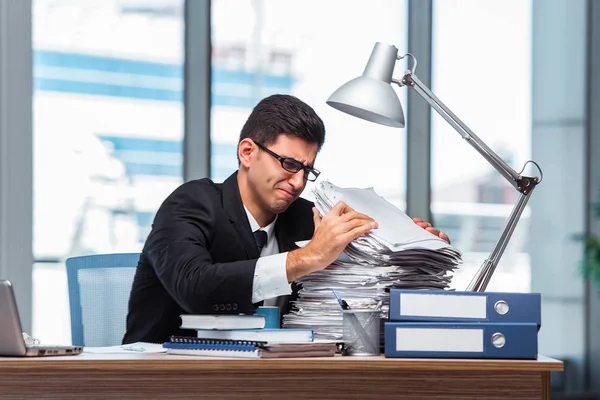 Jovem empresário que trabalha no escritório — Fotografia de Stock