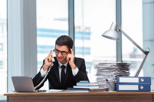 Jovem empresário falando ao telefone — Fotografia de Stock