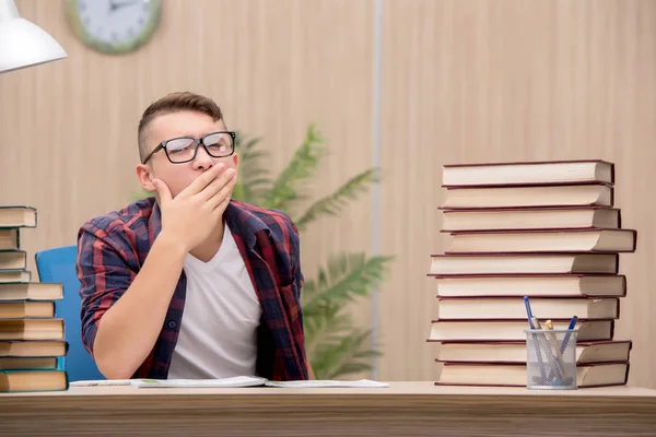 Giovane studente che si prepara per gli esami scolastici — Foto Stock