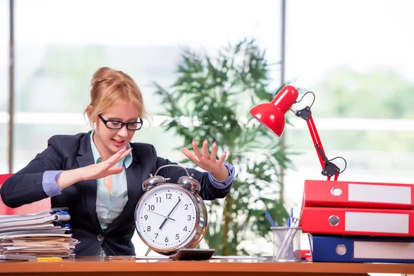 Femme d'affaires travaillant dans le bureau — Photo