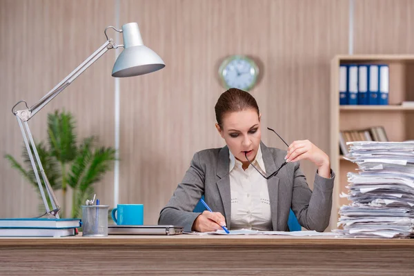 Empresária que trabalha no escritório — Fotografia de Stock