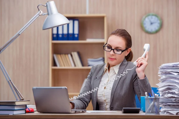 Stressige Sekretärin unter Stress im Büro — Stockfoto