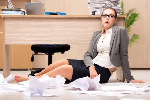 Çok fazla stres altında iş kadını ofiste çalışmak — Stok fotoğraf