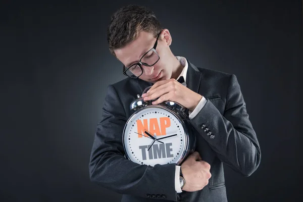 Biznesmen z zegarem, spanie w koncepcja biznesowa — Zdjęcie stockowe