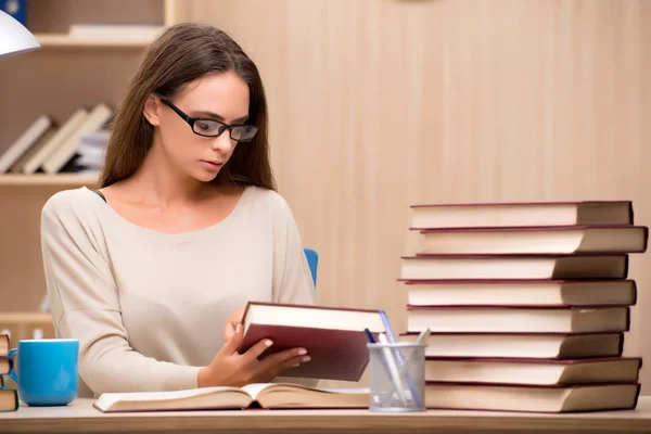 Estudiante joven preparándose para exámenes universitarios — Foto de Stock