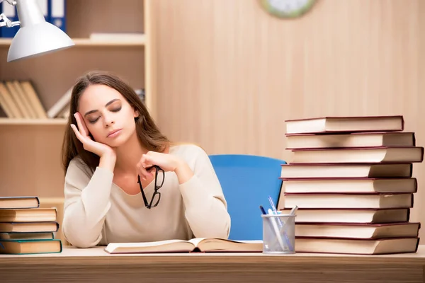 Junge Studentin bereitet sich auf Uni-Prüfungen vor — Stockfoto