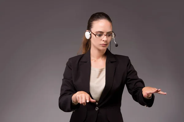 Mujer joven mujer de negocios presionando botones virtuales —  Fotos de Stock