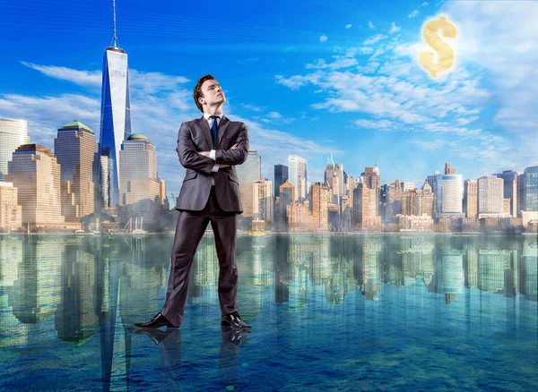 Biznesmen, stojąc na wodzie — Zdjęcie stockowe