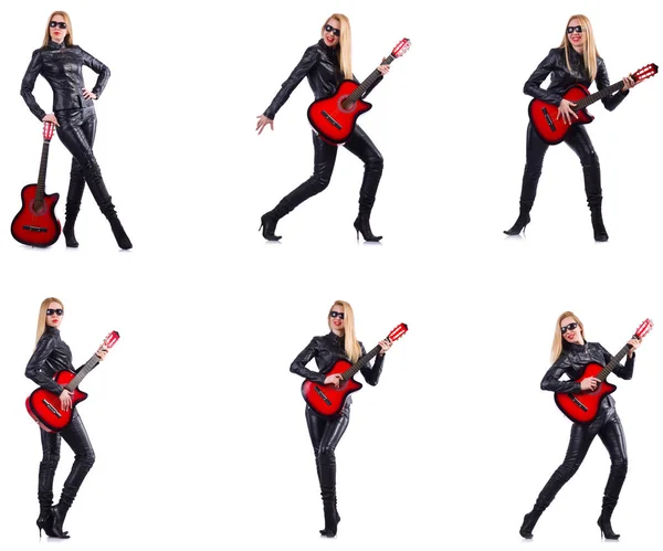 Ung kvinna spelar gitarr isolerad på vit — Stockfoto