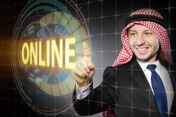 Hombre árabe pulsando botón en línea — Foto de Stock
