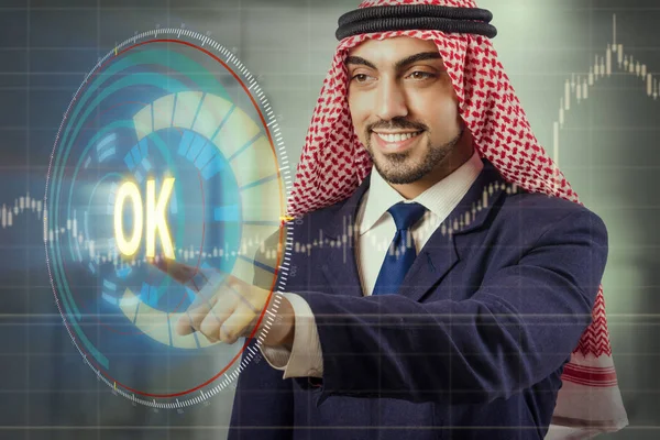Hombre árabe presionando el botón ok —  Fotos de Stock