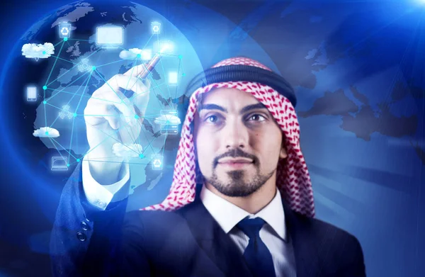 Arabisk man i cloud computing konceptet — Stockfoto