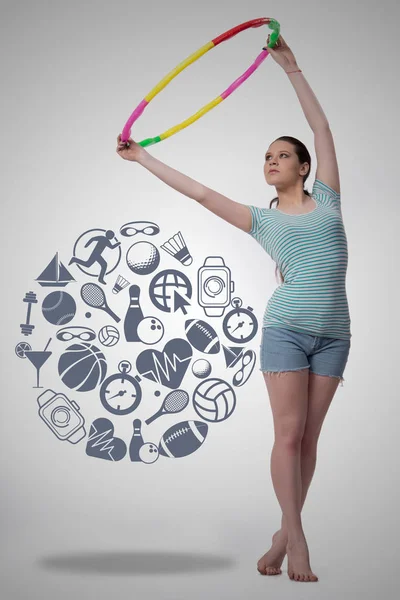 Vrouw met hula lus in sport concept — Stockfoto