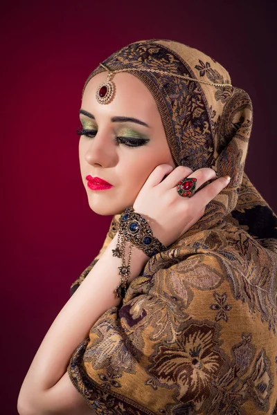 सुंदर दागिने असलेली मुस्लिम स्त्री — स्टॉक फोटो, इमेज