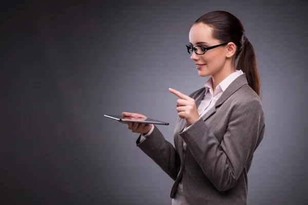 Donna con tablet nel concetto di business — Foto Stock