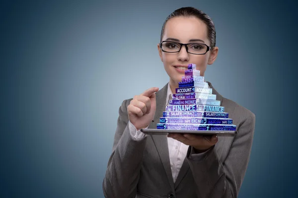 Бизнесвумен держит пирамиду в бизнес-концепции — стоковое фото