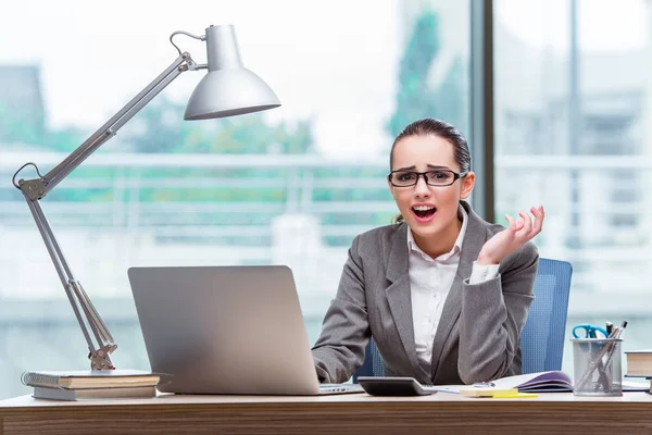 Empresária sentada em sua mesa no conceito de negócio — Fotografia de Stock