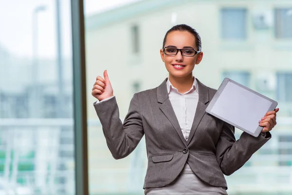 Femme avec tablette informatique dans le concept d'entreprise — Photo