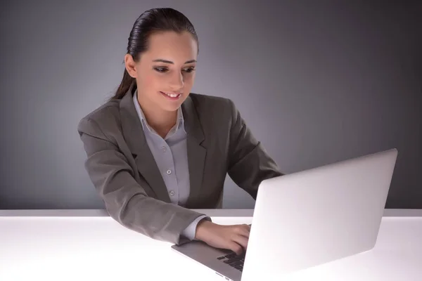 Giovane donna d'affari che lavora con il laptop nel concetto di business — Foto Stock