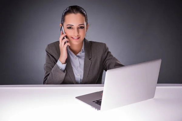 Бізнес-леді з ноутбуком в бізнес-концепції — стокове фото