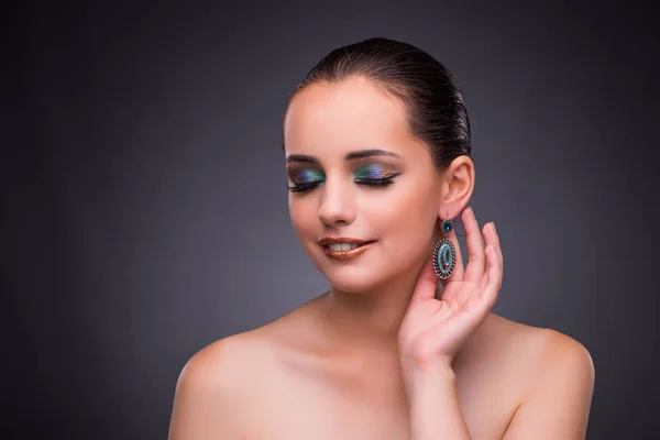 Hermosa mujer con joyas en concepto de belleza — Foto de Stock