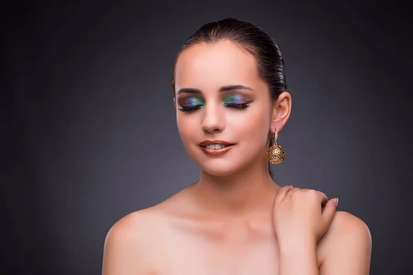 Hermosa mujer con joyas en concepto de belleza —  Fotos de Stock