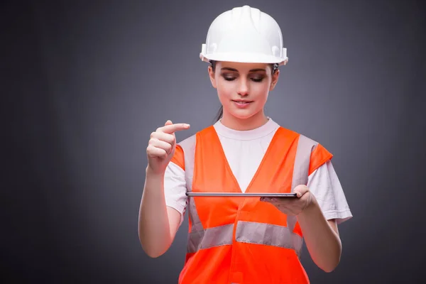 Jovem trabalhador da construção com computador tablet — Fotografia de Stock