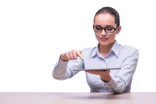 Kobieta kobieta interesu komputer typu tablet pracy na białym tle — Zdjęcie stockowe
