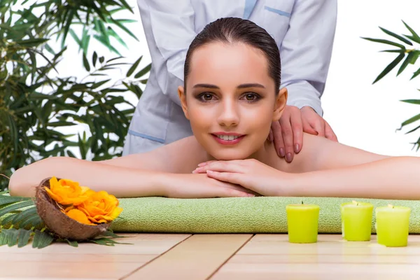 Masaj oturumu sırasında kadında spa Salonu — Stok fotoğraf