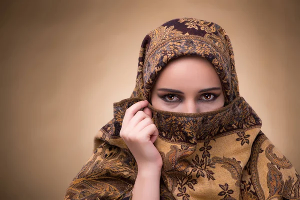 Jovem mulher em roupas tradicionais muçulmanas — Fotografia de Stock