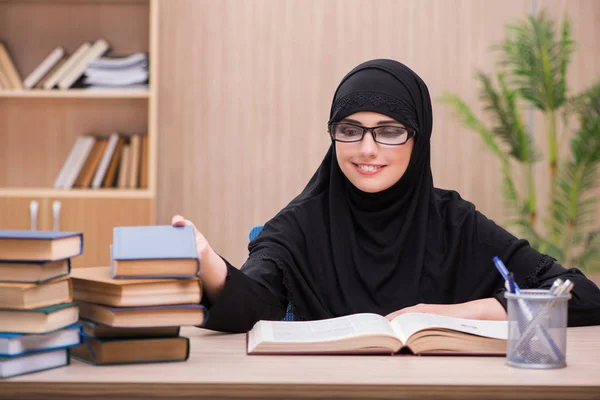 Kadın Müslüman öğrenci sınavlara hazırlama — Stok fotoğraf