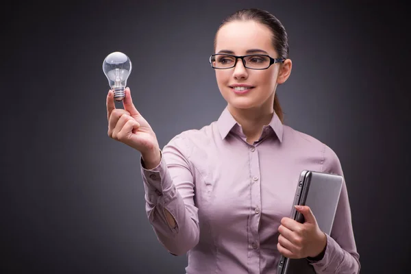 Empresária segurando lâmpada no conceito de criatividade — Fotografia de Stock