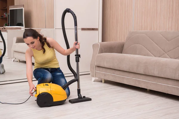Ung kvinna gör rengöring hemma — Stockfoto
