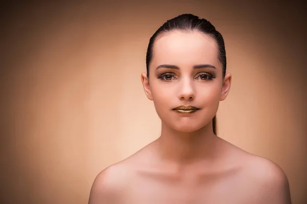 Mulher com bela maquiagem contra fundo — Fotografia de Stock