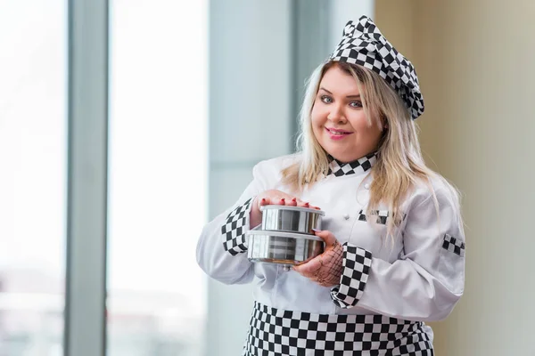 Mulher cozinheiro trabalhando na cozinha brilhante — Fotografia de Stock