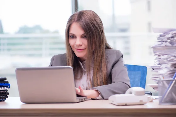 Femme d'affaires travaillant dans le bureau — Photo