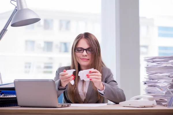 Empresária que trabalha no escritório — Fotografia de Stock