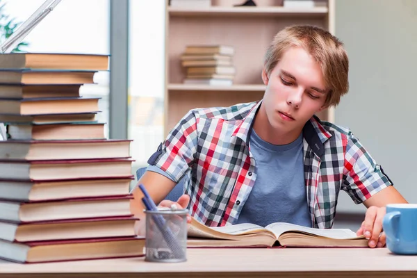 Jovem estudante se preparando para exames universitários — Fotografia de Stock