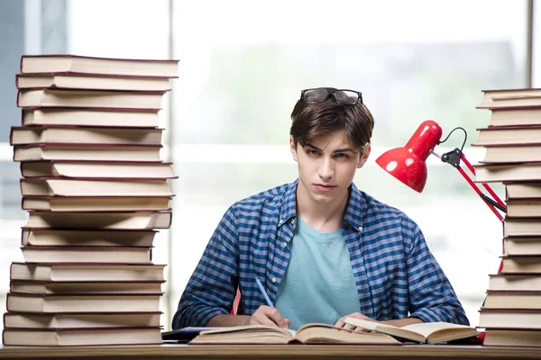 Studente con molti libri che si preparano per gli esami — Foto Stock