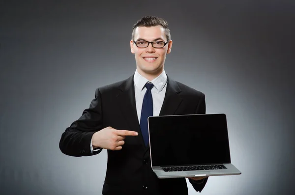 Hombre con portátil en concepto de negocio — Foto de Stock