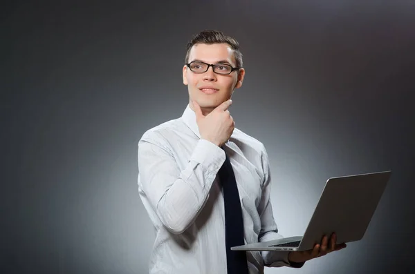 Mann mit Laptop im Geschäftskonzept — Stockfoto
