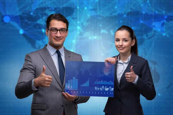 Empresario y empresaria discutiendo estrategias comerciales — Foto de Stock