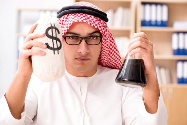 Ofiste çalışan Arap işadamı.