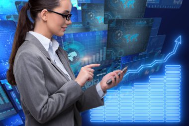 Çevrimiçi hisse senedi ticareti konseptinde iş kadını