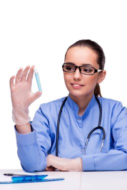 Tüp üzerinde beyaz izole tutan doktor