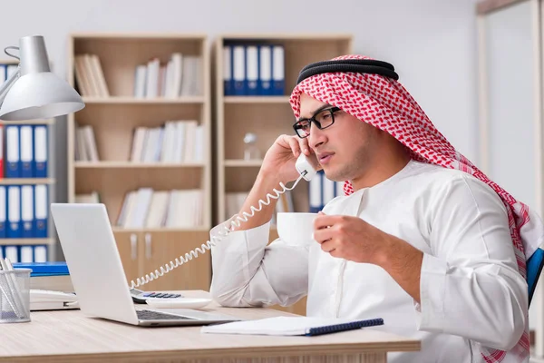 Uomo d'affari arabo che lavora in ufficio — Foto Stock