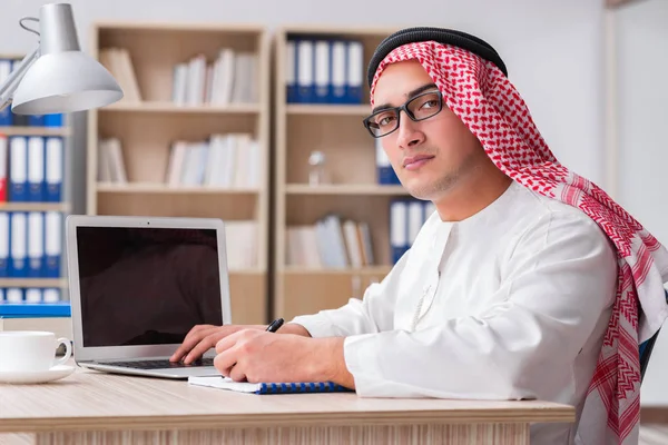 Arabische zakenman werkzaam in het kantoor — Stockfoto