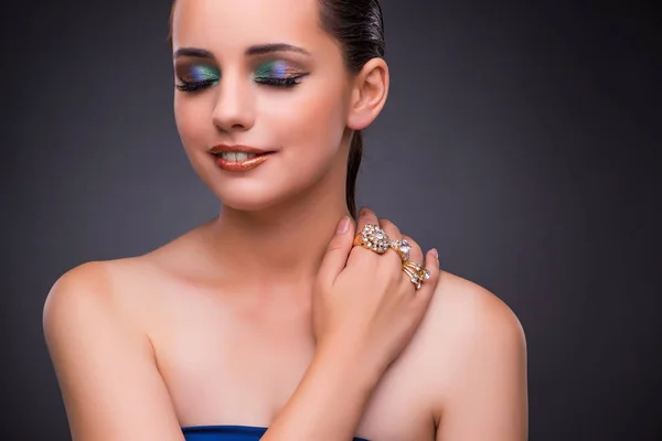 Hermosa mujer con joyas en concepto de belleza —  Fotos de Stock